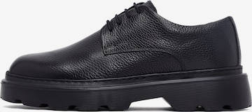 Chaussure à lacets Derimod en noir : devant