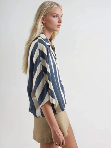 Busem Blouse in Blue