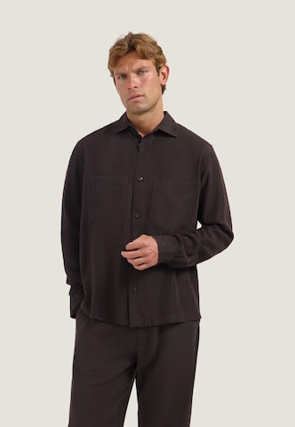 Coupe regular Chemise 'Caleb' Dstrezzed en marron : devant