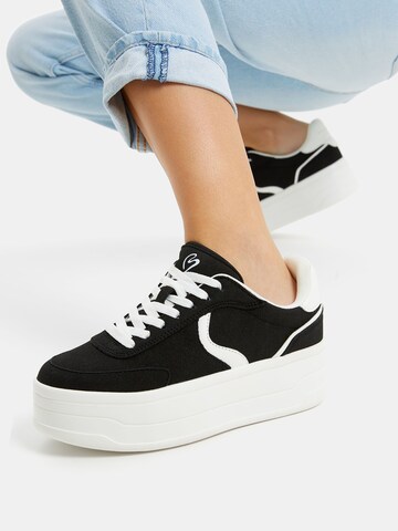 Sneaker bassa di Bershka in nero: frontale