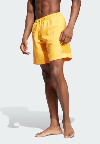Pantaloncini da bagno 'Adicolor 8-Inch' di ADIDAS ORIGINALS in giallo: frontale