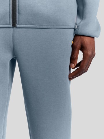 Effilé Pantalon Lyle & Scott en bleu