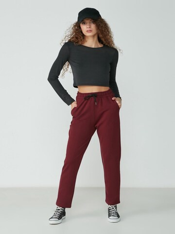 C&City Tapered Hose in Rot: Vorderseite