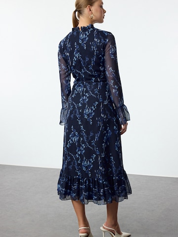 Trendyol Платье в Синий