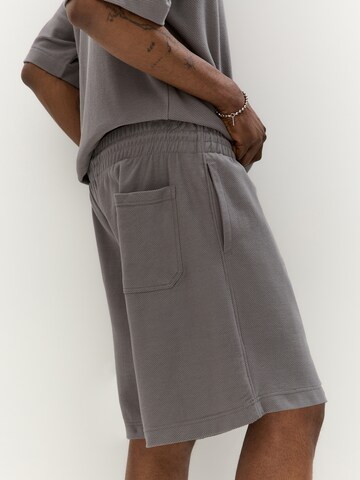 Loosefit Pantaloni di Pull&Bear in grigio