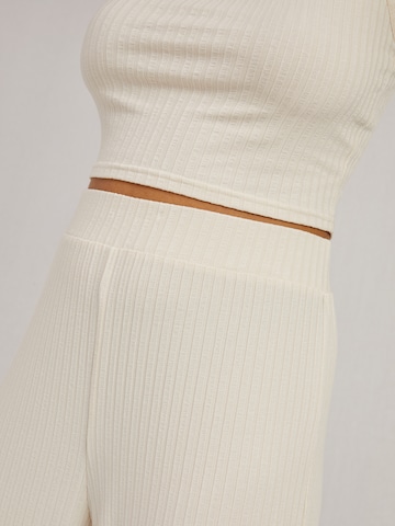 Wide leg Pantaloni 'Tamlyn' di A LOT LESS in bianco