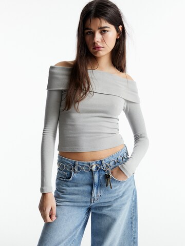 Tricou de la Pull&Bear pe gri: față