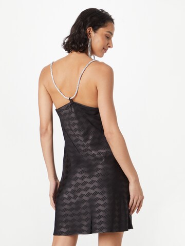 Rochie de cocktail de la GLAMOROUS pe negru