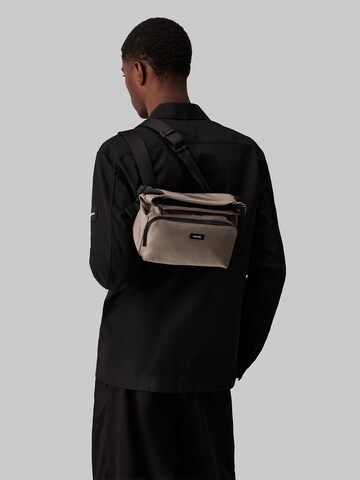 Calvin Klein Schoudertas 'Essential' in Bruin: voorkant