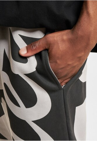 Ecko Unlimited - Loosefit Pantalón en gris
