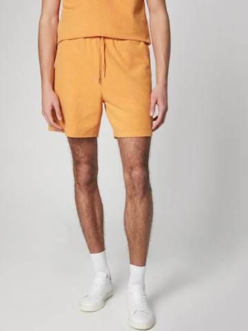 Regular Pantalon 'Leon' ABOUT YOU x Jaime Lorente en orange : devant