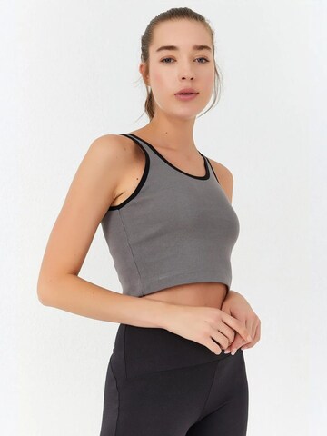Tommy Life Top 'Crop Top' in Grey