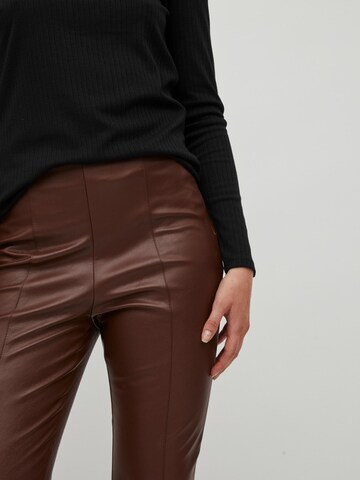 Skinny Pantalon 'Dagmar' VILA en marron