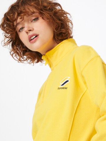 Sweat-shirt 'Essential' Superdry en jaune