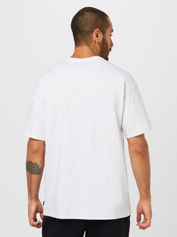 Nike Sportswear T-shirt 'Essential' i grå