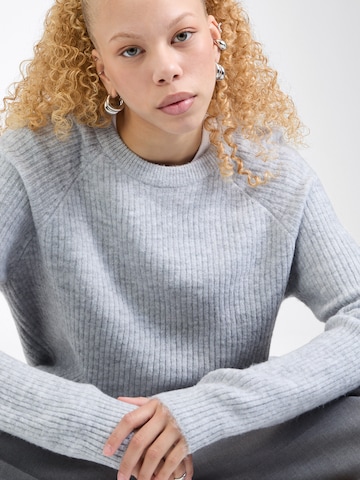 Pull-over PIECES en gris