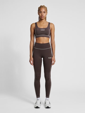 Haut de sport Hummel en marron : devant