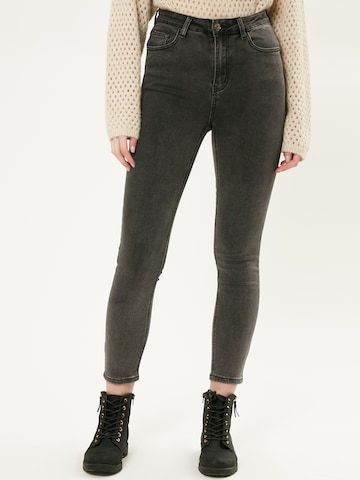 Influencer Skinny Jeans in Black: front