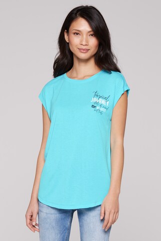 Soccx Shirt mit Jaquard Streifen und Rücken-Print in Blau: Vorderseite