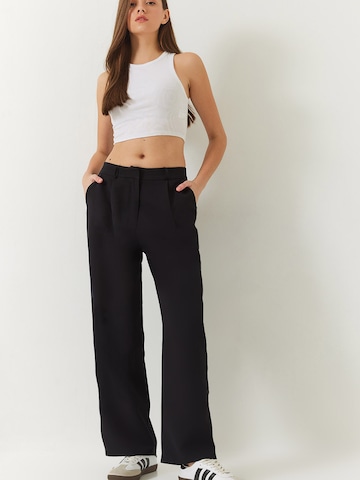 Bianco LucciHlače s naborima - crna boja: prednji dio