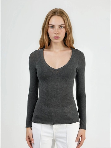 Busem Shirt in Grau: Vorderseite