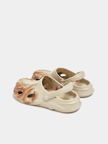 Pull&Bear Clogs in Braun