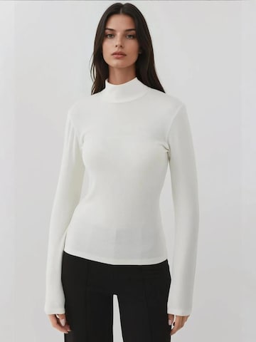 Hiccup Shirt in White: front