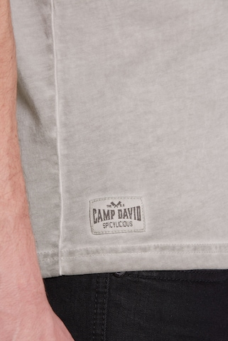 CAMP DAVID V-Shirt mit Brusttasche und Backprint in Grau
