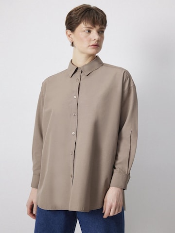 Touche Prive Shirt in Brown: front