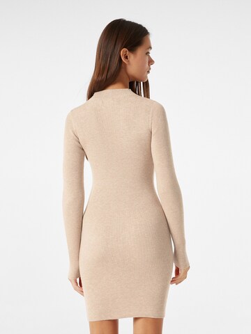 Bershka Úpletové šaty – béžová