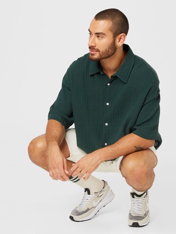 WEEKDAY Comfort Fit Риза в зелено