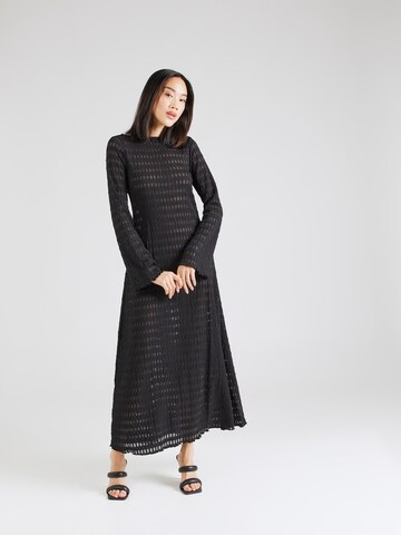 Rochie de la Monki pe negru: față