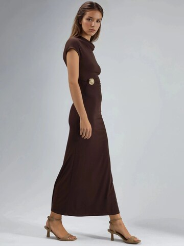 Busem Avondjurk in Bruin