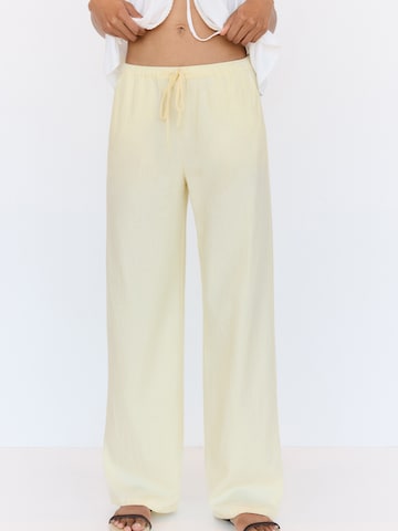 Wide leg Pantaloni di Pull&Bear in giallo: frontale