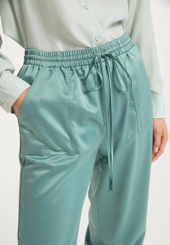 Tapered Pantaloni di RISA in verde