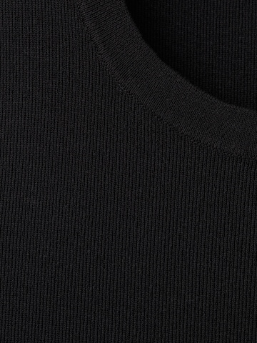 Top brodat 'MARX' de la MANGO pe negru