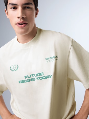 Tricou de la Bershka pe alb