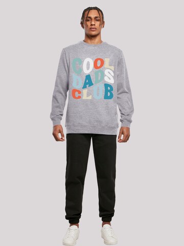 F4NT4STIC Trui 'Cool Dads Club Trendiges Vatertagsmotiv für Väter' in Grijs
