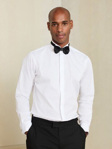 Next Slim Fit Set: Hemd und Fliege in Weiß: Vorderseite