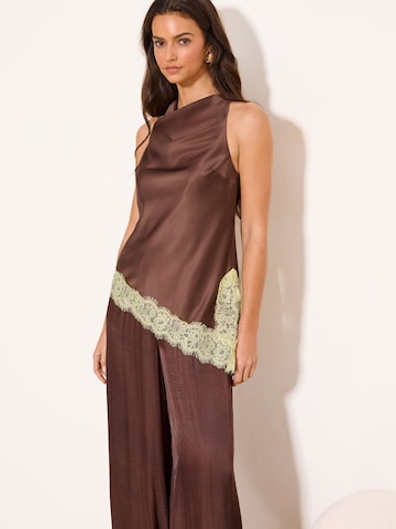 Lipsy Blouse in Bruin: voorkant