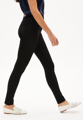 Skinny Jeans 'Ingaa' di ARMEDANGELS in nero: frontale