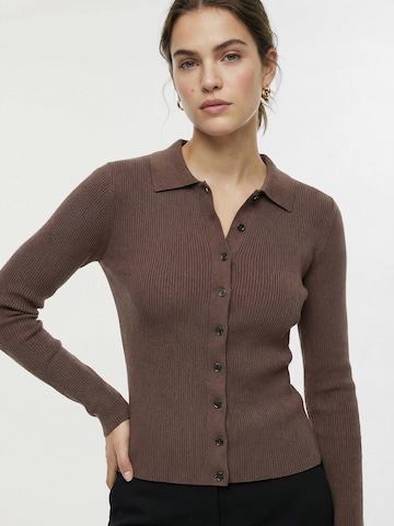 Everly Μπλουζάκι σε καφέ: μπροστά