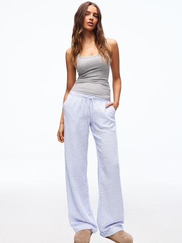 Bershka Wide leg Byxa i blå