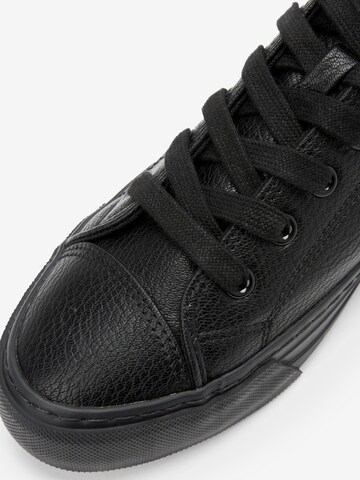 Baskets basses Next en noir