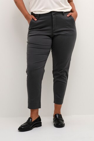 KAFFE CURVE Skinny Chino 'Leana' in Grijs: voorkant