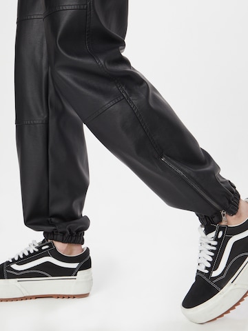 SISTERS POINT Tapered Pants 'DIANE' in Black