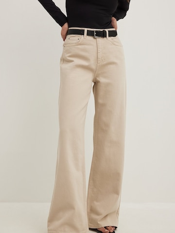 NA-KD Wide leg Jeans in Beige: voorkant