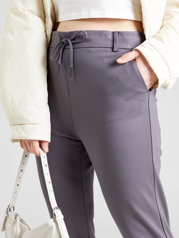 Tapered Pantaloni 'Goldtrash' di ONLY Carmakoma in grigio