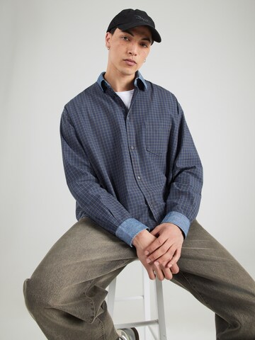 Comfort fit Camicia 'Fabian' di WEEKDAY in blu: frontale