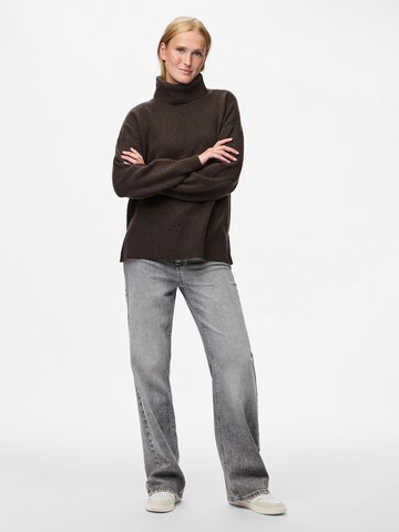 Pull-over 'PCMALOU' PIECES en marron